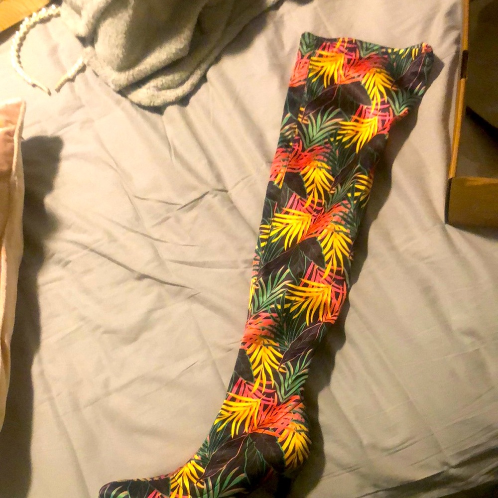 beautiful knee high boot is very summery has many colors size #7